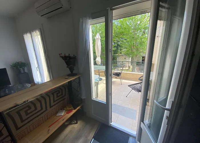 Appartement De Village Avec Terrasse Plaissan